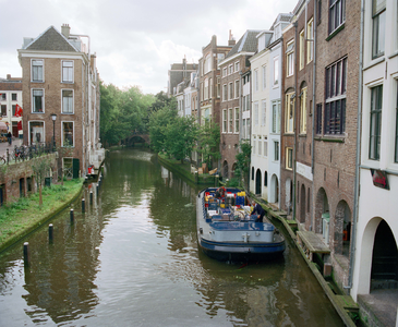 840754 Afbeelding van de Bierboot op de Oudegracht ter hoogte van de Lichte Gaard (links) te Utrecht, vanaf de ...